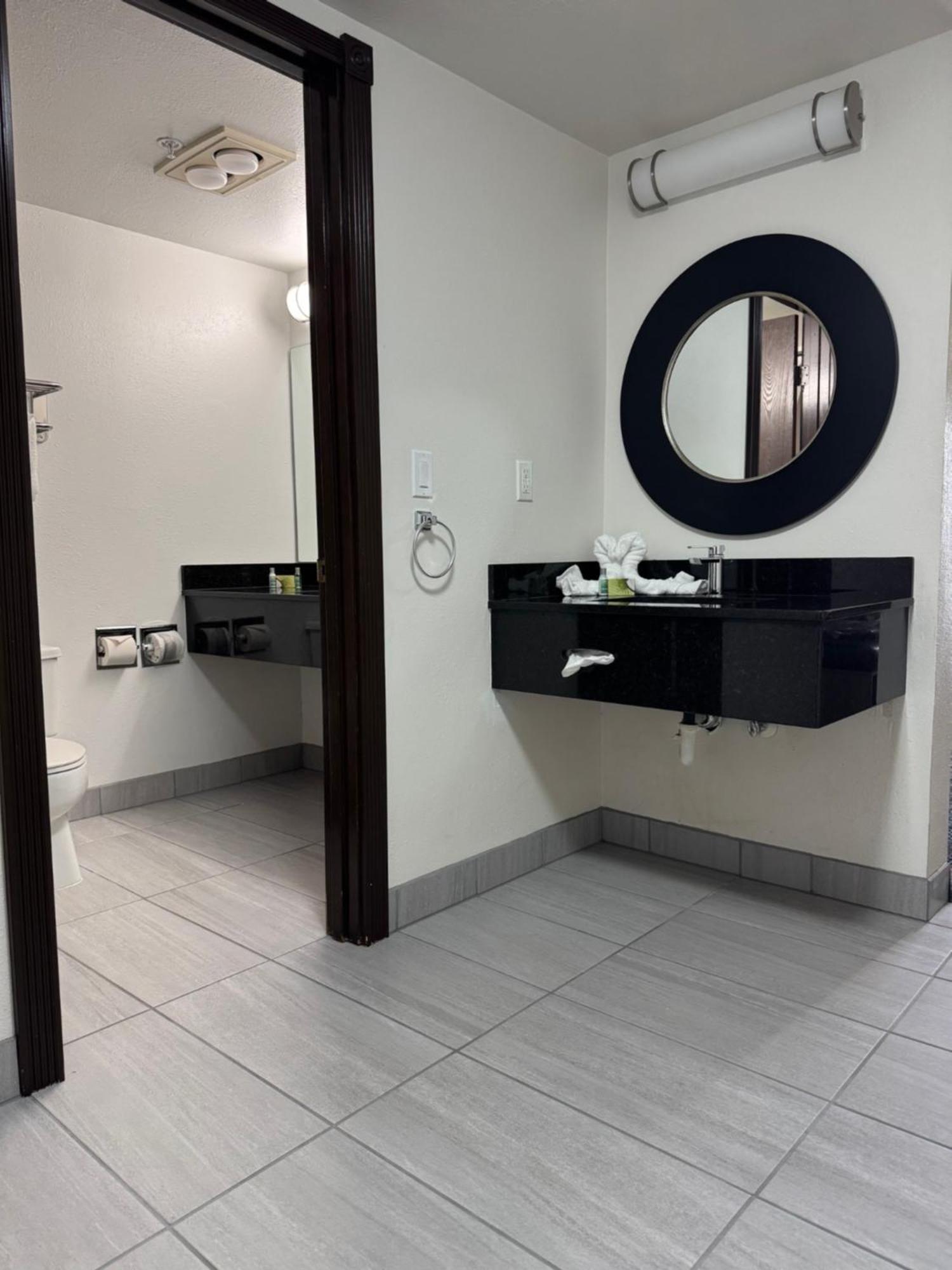 ברמרטון Oyster Bay Inn & Suites מראה חיצוני תמונה